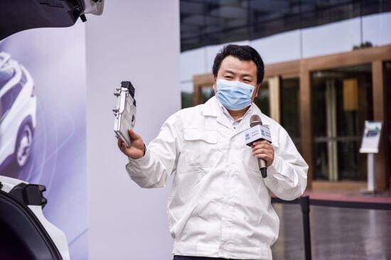 胆儿肥，国企老总驾车上路大撒把，得知真相后朋友圈炸了……