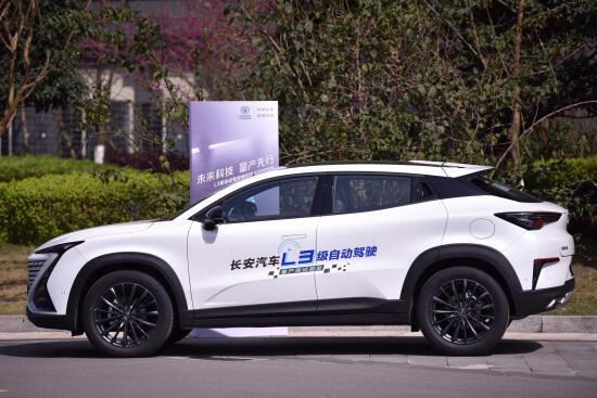 胆儿肥，国企老总驾车上路大撒把，得知真相后朋友圈炸了……