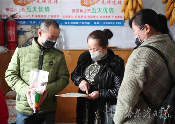春耕生产农资送上门服务到田间,春播玉米种子开始送货