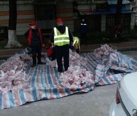 武汉一社区用环卫车运平价肉,武汉青山区一社区用环卫车运肉