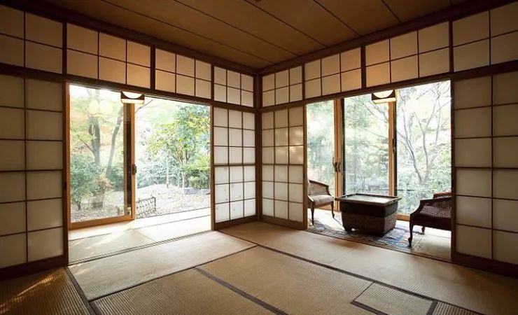 小卧室做地台放床垫,小户型房间地台做床好看吗