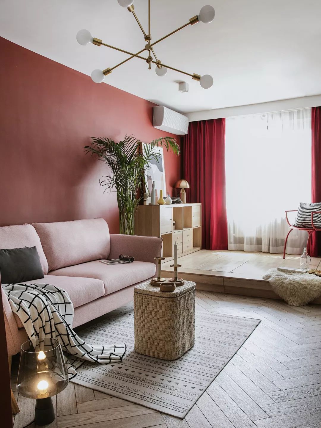 小卧室做地台放床垫,小户型房间地台做床好看吗