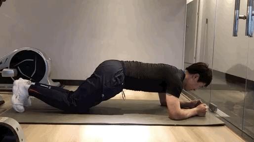 在家健身错误动作,在家健身注意安全搞笑