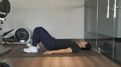 在家健身错误动作,在家健身注意安全搞笑