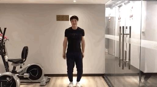 在家健身错误动作,在家健身注意安全搞笑