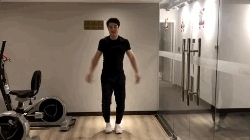 在家健身错误动作,在家健身注意安全搞笑