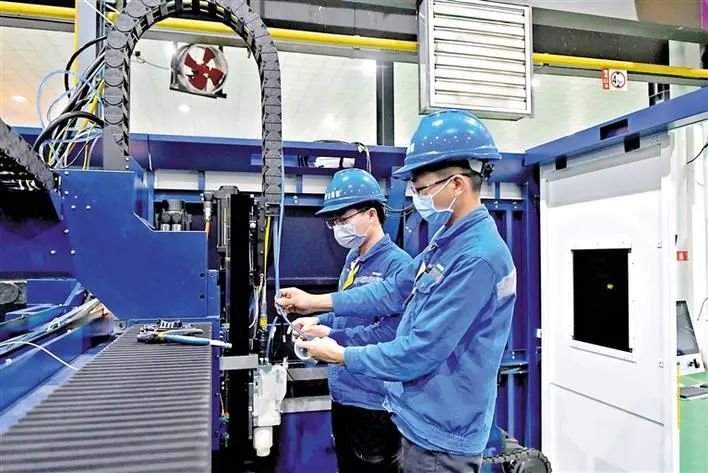 听着机器轰隆隆的声音,听机器的轰鸣声才睡得着觉