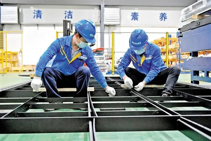 听着机器轰隆隆的声音,听机器的轰鸣声才睡得着觉