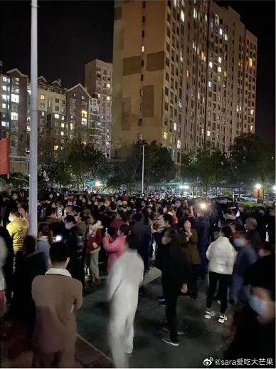 为达个人目的，疫情期间煽动近百人聚集小区！“曾哥”被批捕