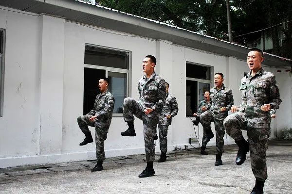 兄弟该站岗了吗,兄弟夜里起来站岗