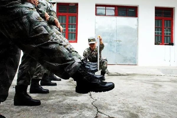 兄弟该站岗了吗,兄弟夜里起来站岗