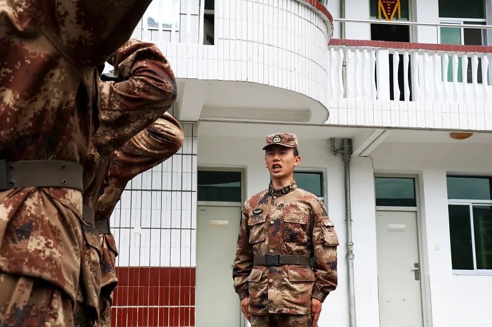 兄弟该站岗了吗,兄弟夜里起来站岗