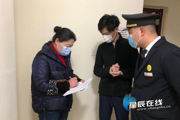 开福区三角塘社区“小区先锋”齐聚力同心共筑“防疫墙”