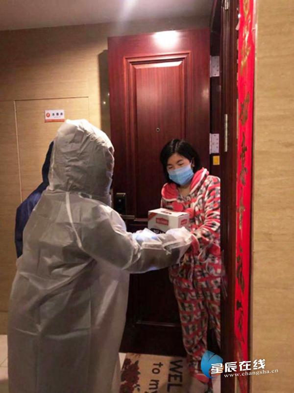 开福区三角塘社区“小区先锋”齐聚力同心共筑“防疫墙”