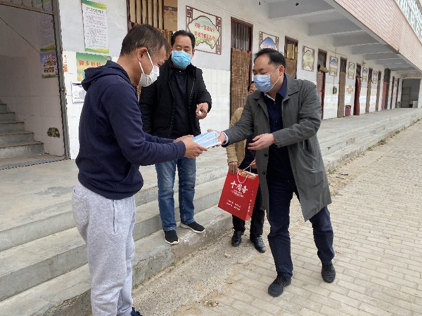 防疫服务暖人心居民致谢送锦旗,贴心医护暖人心家属感恩送锦旗