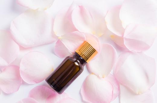 你怎么能用“迪奥999”去化“中国汉妆”？