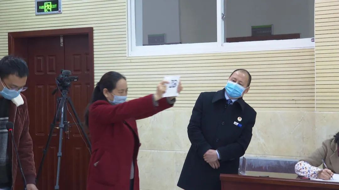 烹坝镇沙湾村移民户热闹抓阄“喜提土地”