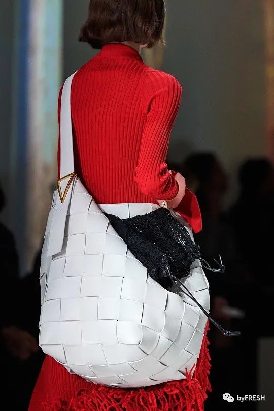 想要穿得简单又有活力感,如何穿得温柔又知性