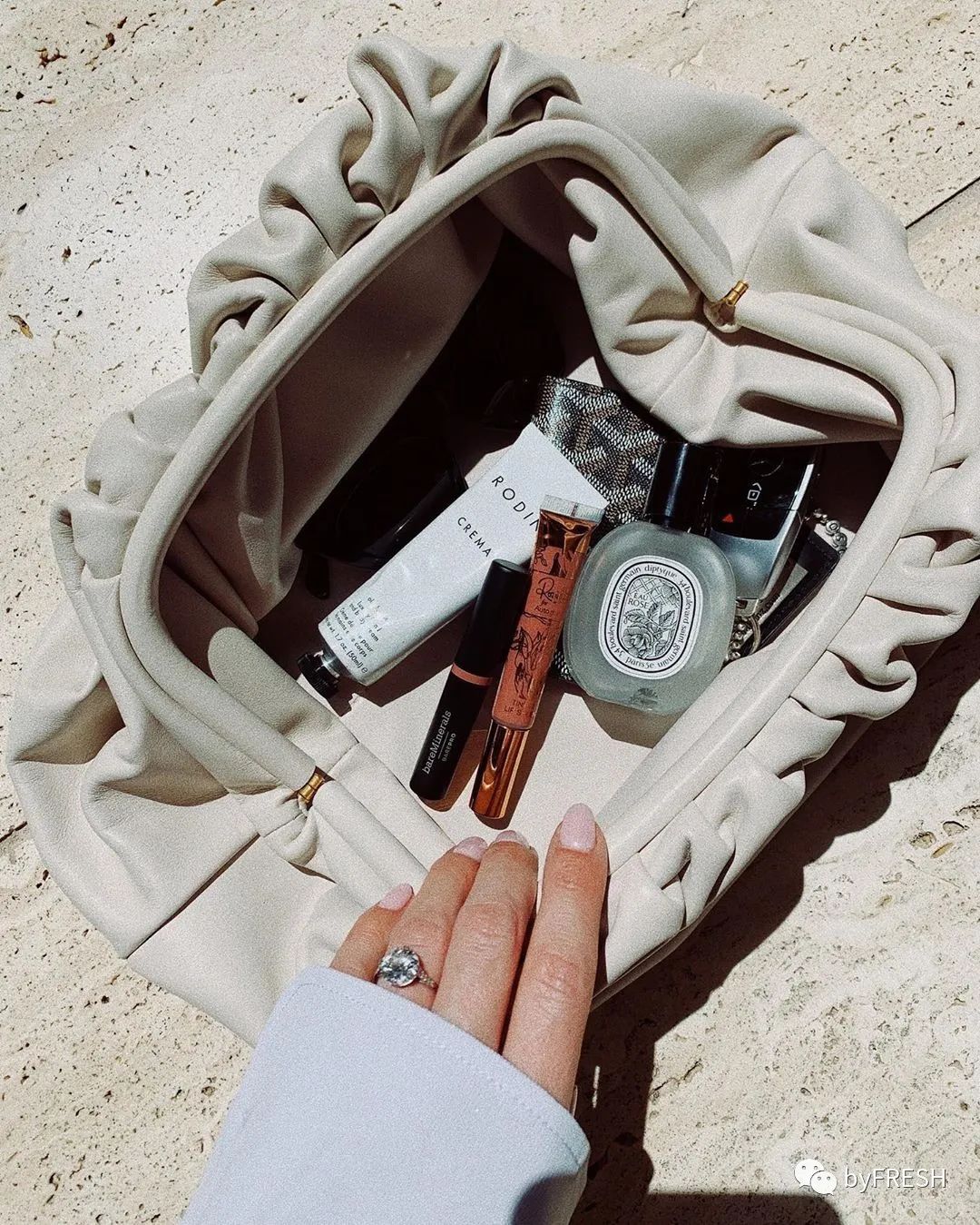 想要穿得简单又有活力感,如何穿得温柔又知性