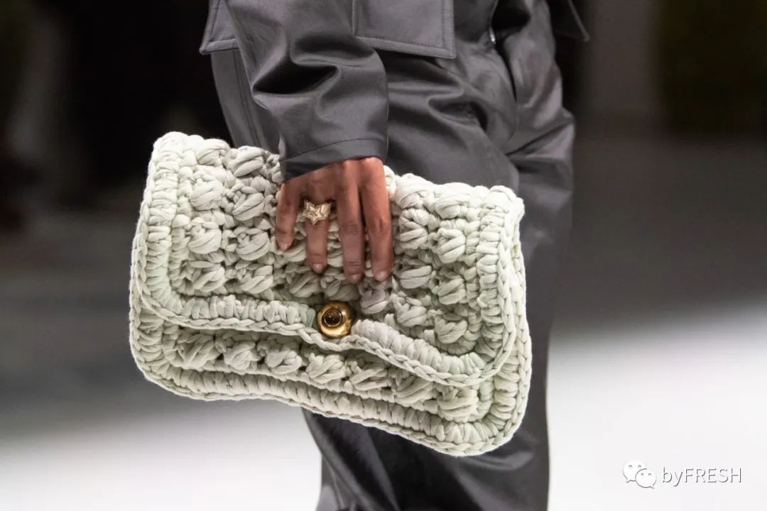 想要穿得简单又有活力感,如何穿得温柔又知性