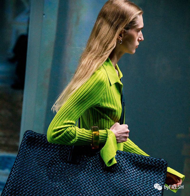 想要穿得简单又有活力感,如何穿得温柔又知性