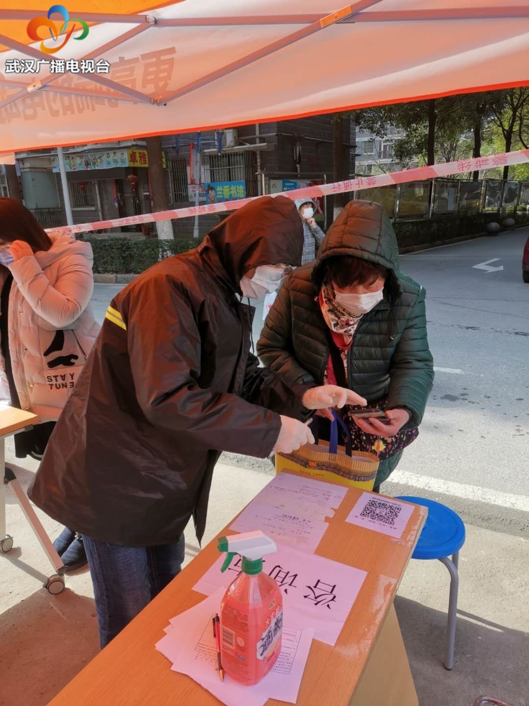 排查员,对口支援的核酸检测员上门服务