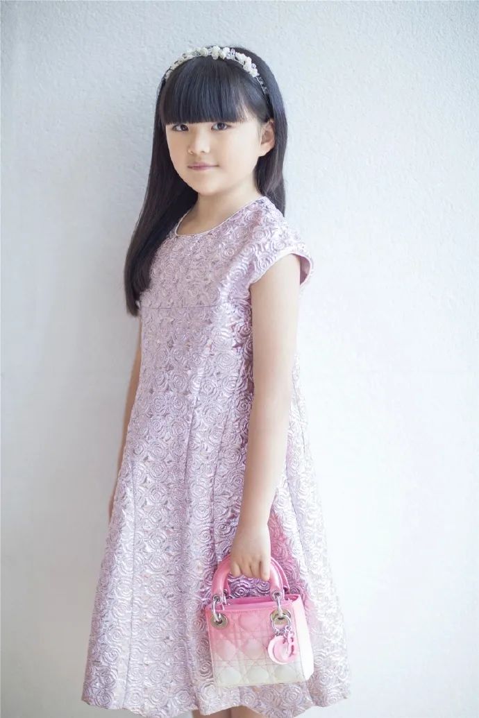 2岁穿高定、LV定制小零食...跟她比李湘王菲的闺女也只是平民…