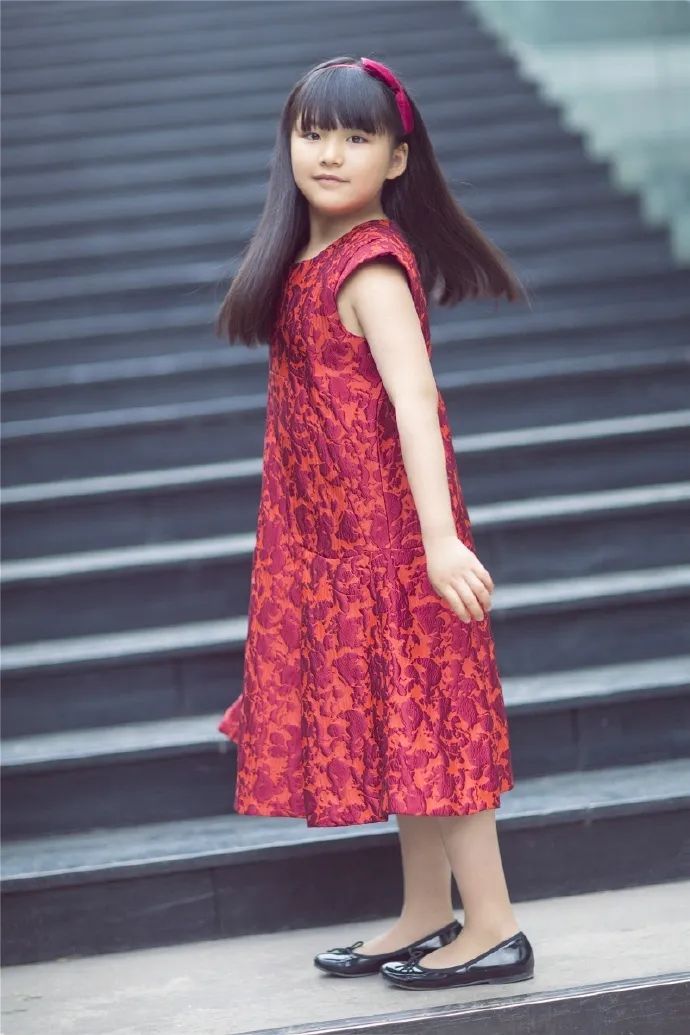 2岁穿高定、LV定制小零食...跟她比李湘王菲的闺女也只是平民…