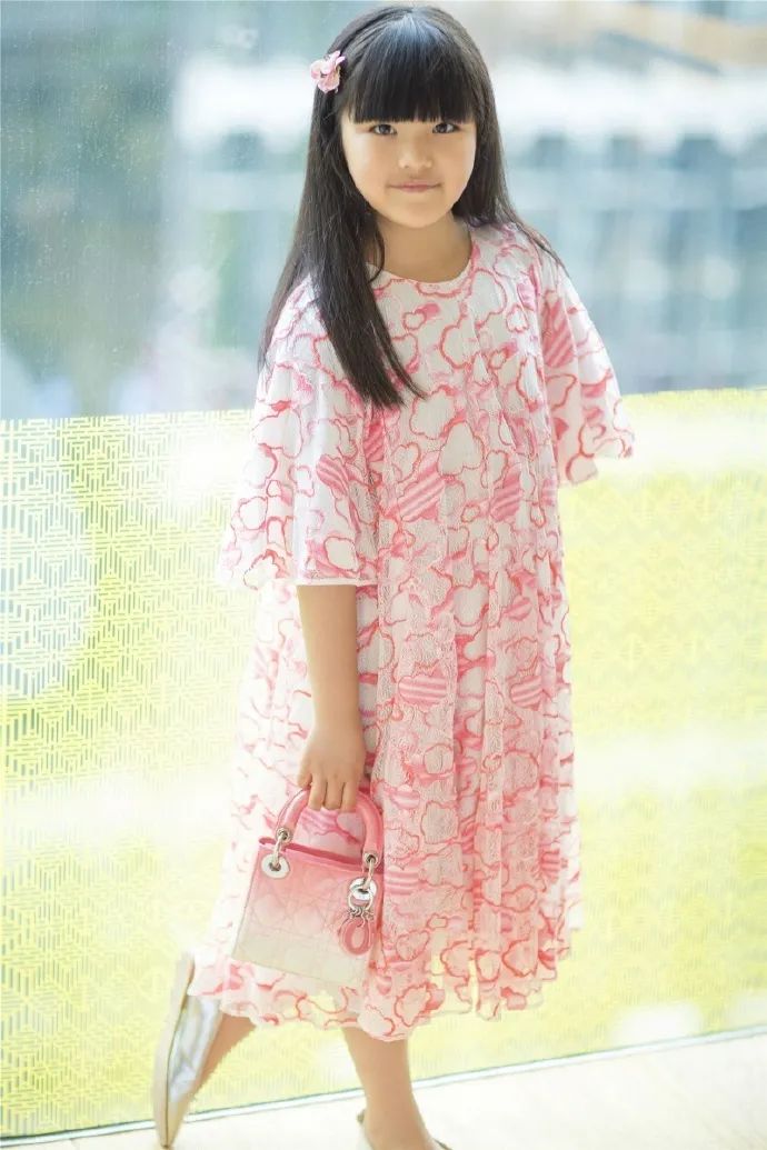 2岁穿高定、LV定制小零食...跟她比李湘王菲的闺女也只是平民…