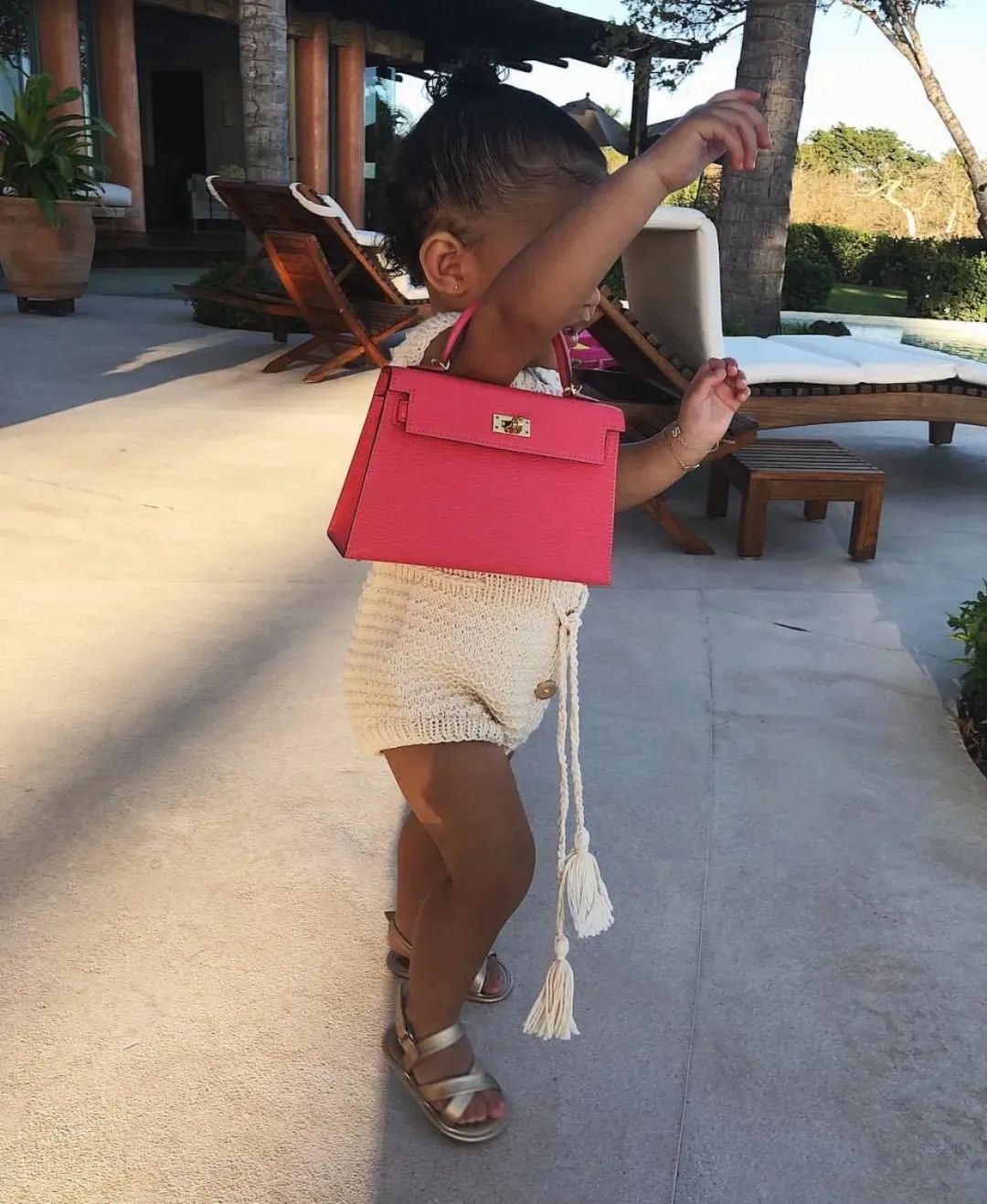 2岁穿高定、LV定制小零食...跟她比李湘王菲的闺女也只是平民…