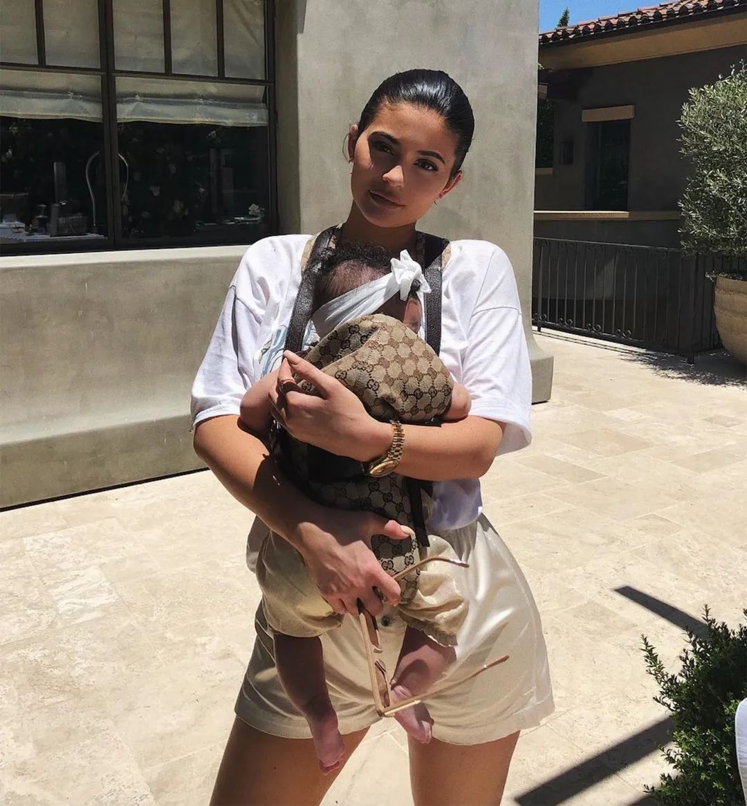 2岁穿高定、LV定制小零食...跟她比李湘王菲的闺女也只是平民…