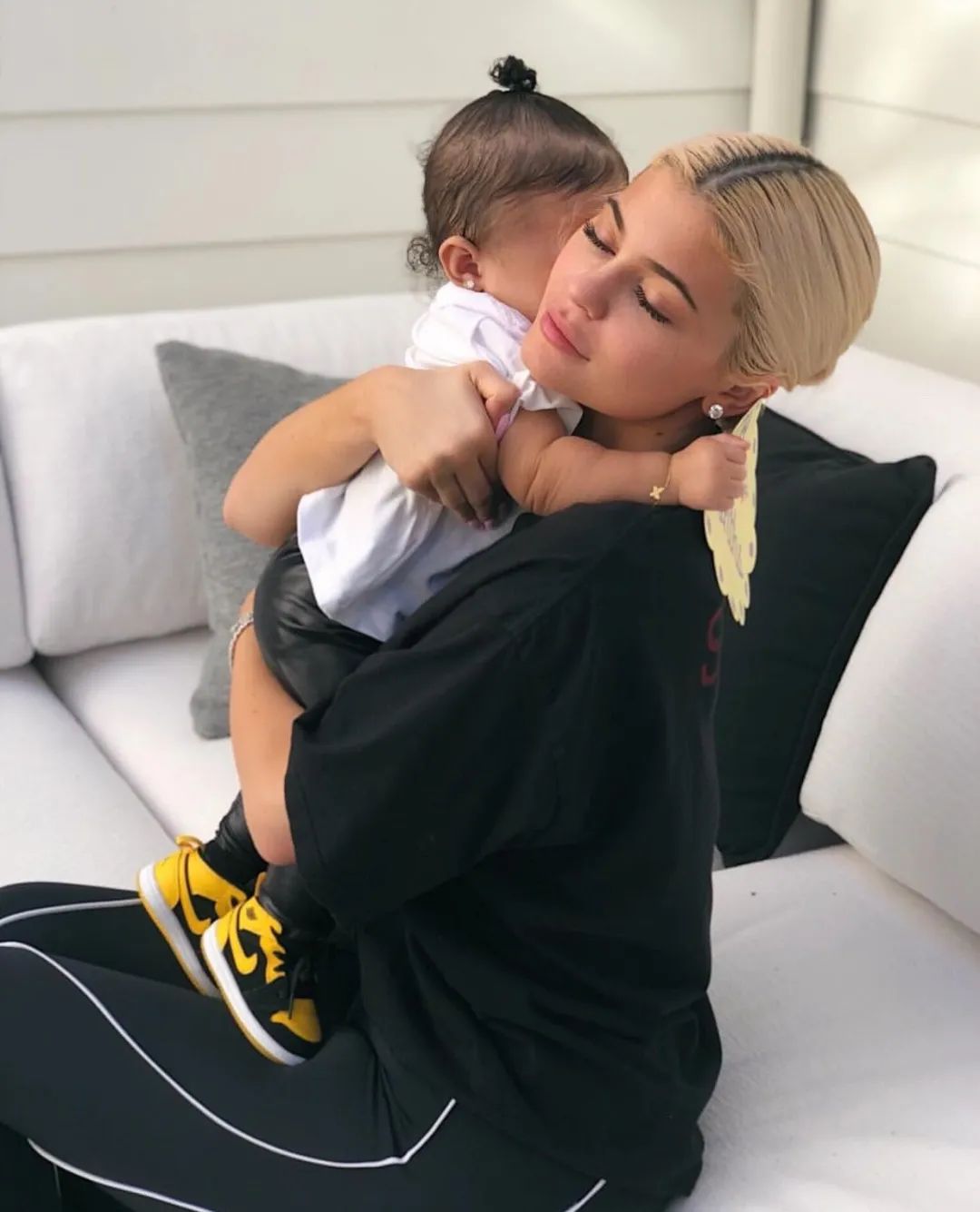 2岁穿高定、LV定制小零食...跟她比李湘王菲的闺女也只是平民…