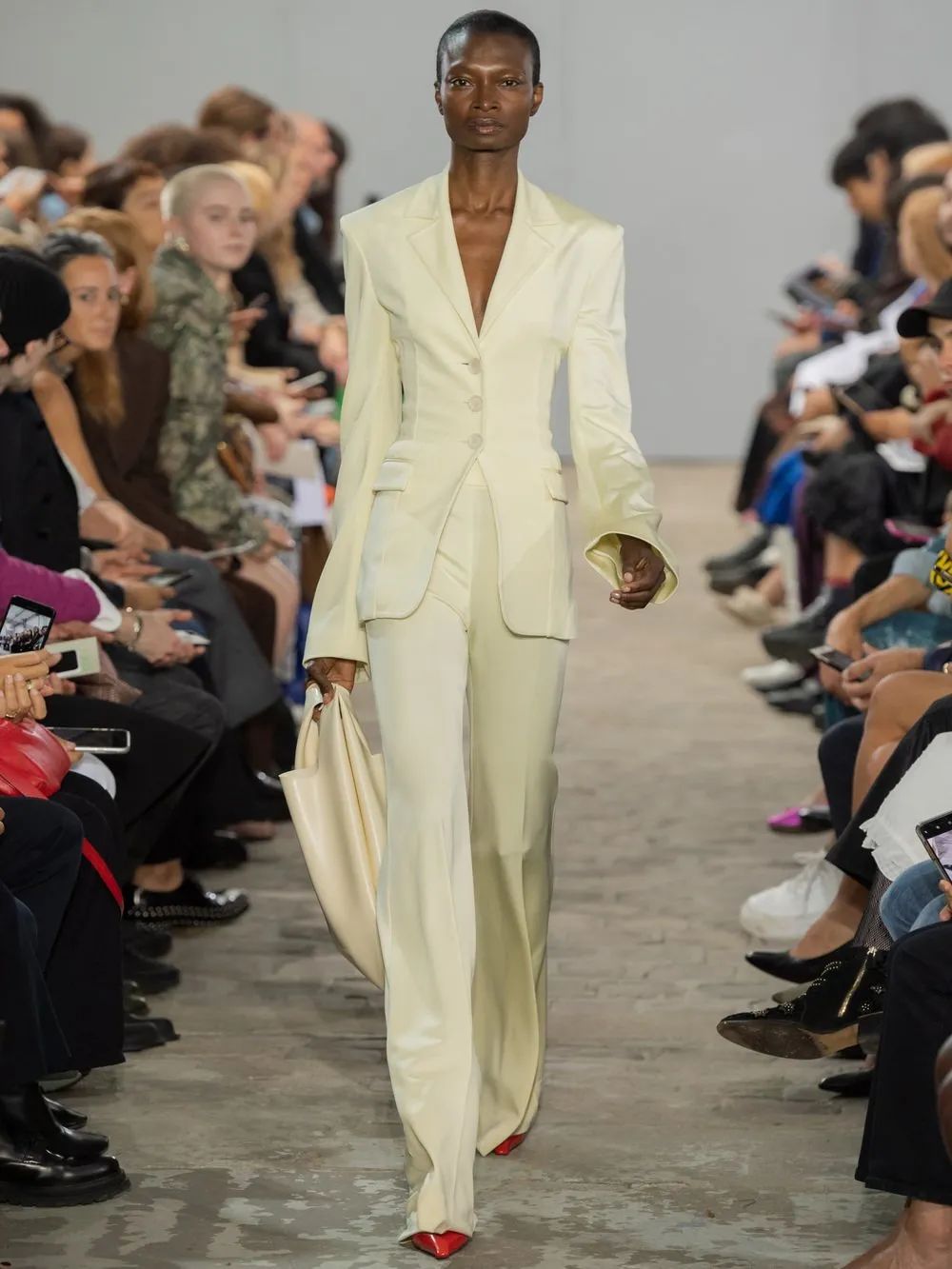 恢复通勤后，报复性连穿一个月西装