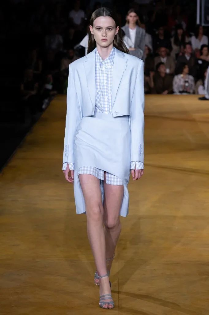 恢复通勤后，报复性连穿一个月西装