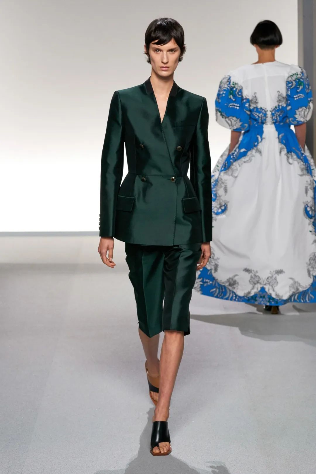 恢复通勤后，报复性连穿一个月西装