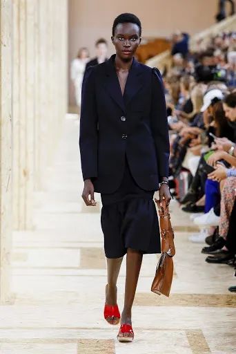 恢复通勤后，报复性连穿一个月西装