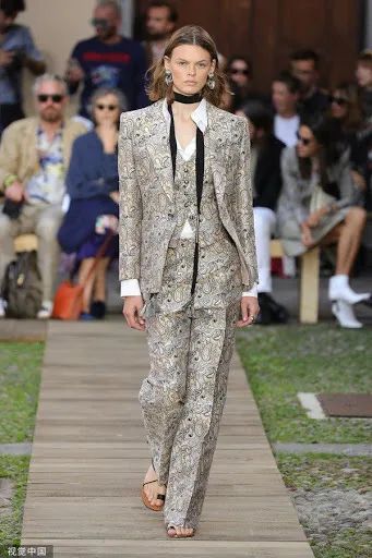 恢复通勤后，报复性连穿一个月西装