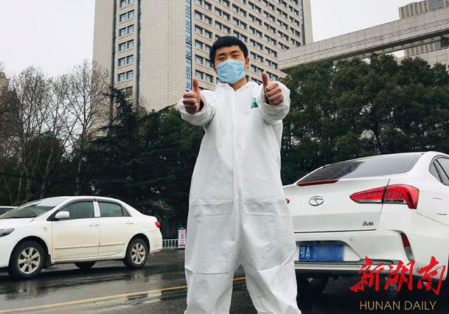 青春之花在边关绽放,青春之花在奉献中绽放