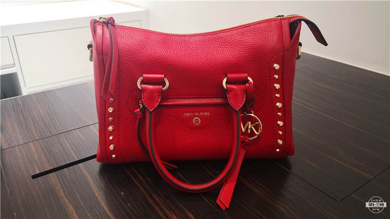 「翔哥帮忙」闹心！花3000元在兰州中心买MK女包，才用了10天就掉色脱皮