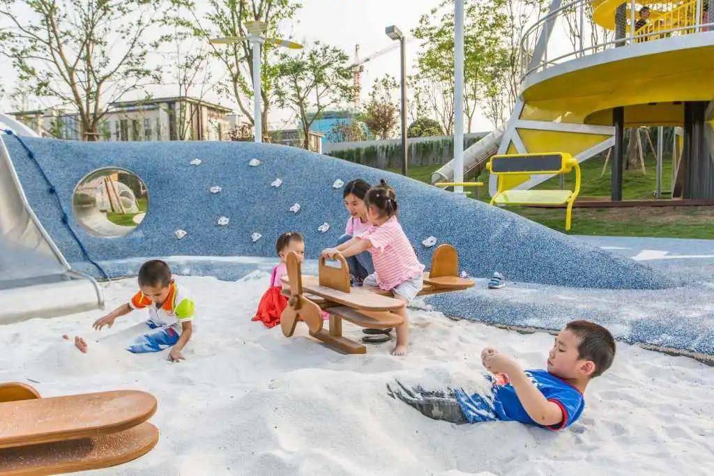 孩童的游乐场是我们回不去的童年,童年中的游乐园