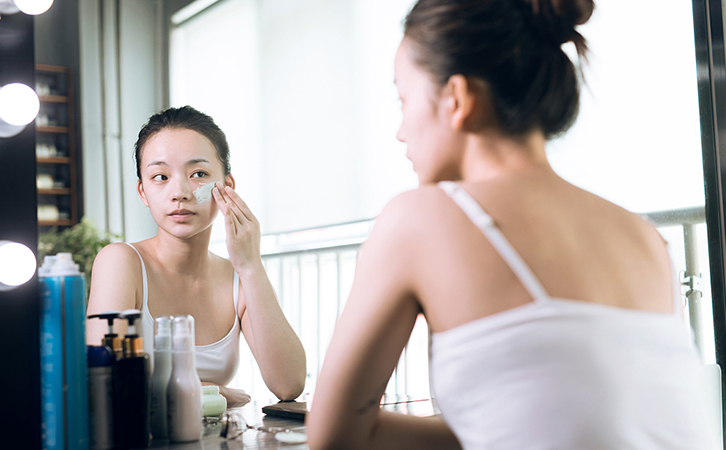 具体的是先涂防晒还是先涂隔离,先涂防晒还是先涂隔离的顺序