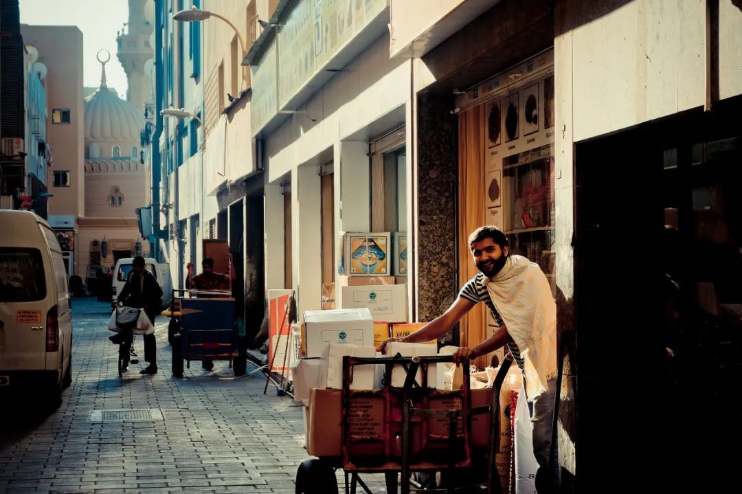 阿联酋有穷人和富人吗,富到流油的小国