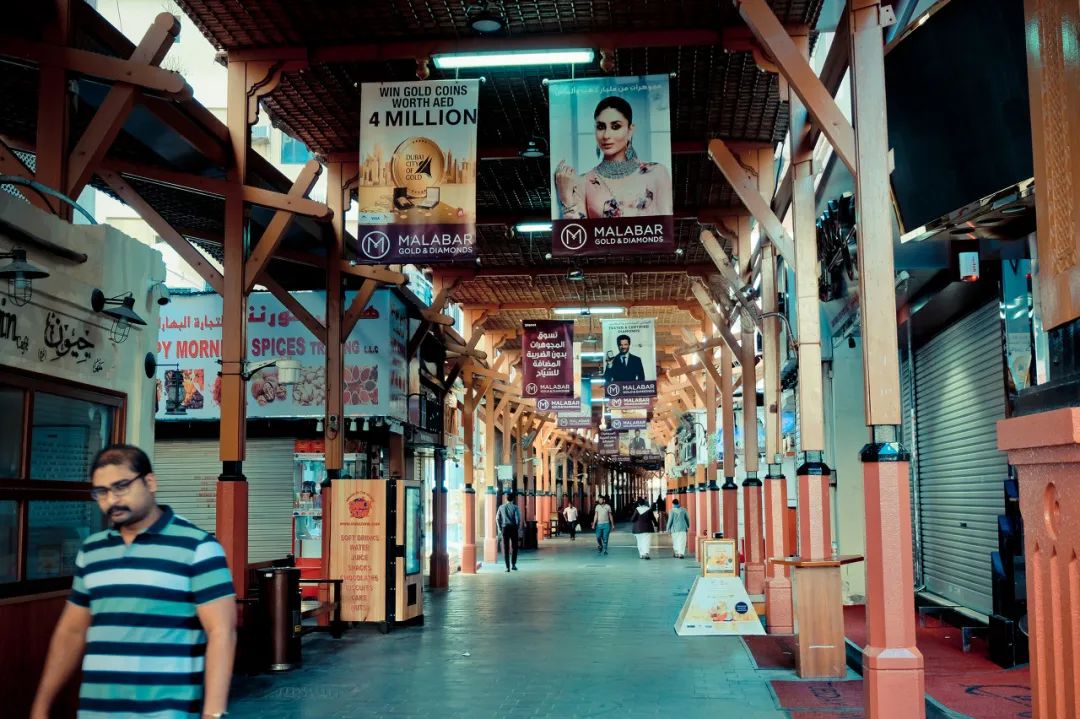 阿联酋有穷人和富人吗,富到流油的小国