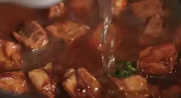 糖醋排骨发黑发苦的原因,大厨手把手教你做糖醋排骨不焯水