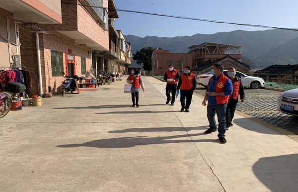 党旗飘扬坚守为民初心,当好群众健康守门人