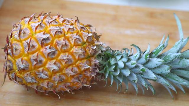 吃菠萝不剥皮最简单的吃法,吃菠萝不用刀子