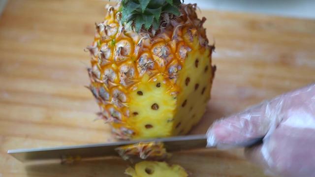 吃菠萝不剥皮最简单的吃法,吃菠萝不用刀子