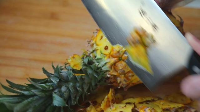 吃菠萝不剥皮最简单的吃法,吃菠萝不用刀子