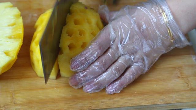 吃菠萝不剥皮最简单的吃法,吃菠萝不用刀子