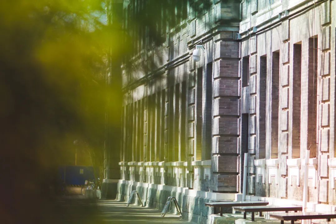 一尺讲台教书育人,三尺讲台上之教书育人